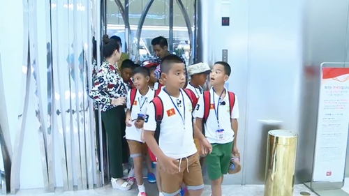 Thanh Thảo Hugo dỗ dành cầu thủ nhí như con đẻ - 3