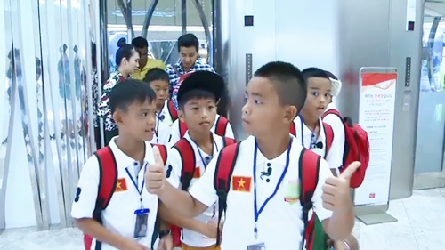 Thanh Thảo Hugo dỗ dành cầu thủ nhí như con đẻ - 4