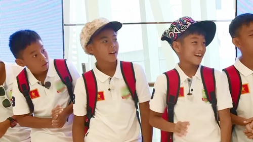 Thanh Thảo Hugo dỗ dành cầu thủ nhí như con đẻ - 8