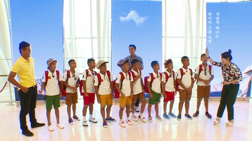 Thanh Thảo Hugo dỗ dành cầu thủ nhí như con đẻ - 1