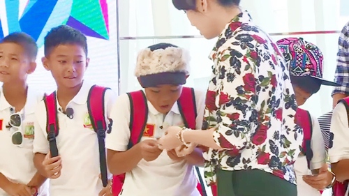 Thanh Thảo Hugo dỗ dành cầu thủ nhí như con đẻ - 2