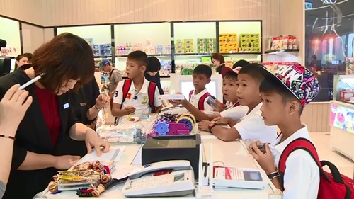 Thanh Thảo Hugo dỗ dành cầu thủ nhí như con đẻ - 14