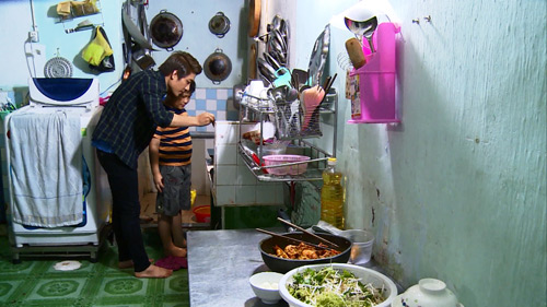 Huy Nam trổ tài nấu mì quảng giúp bé thực hiện ước mơ - 3