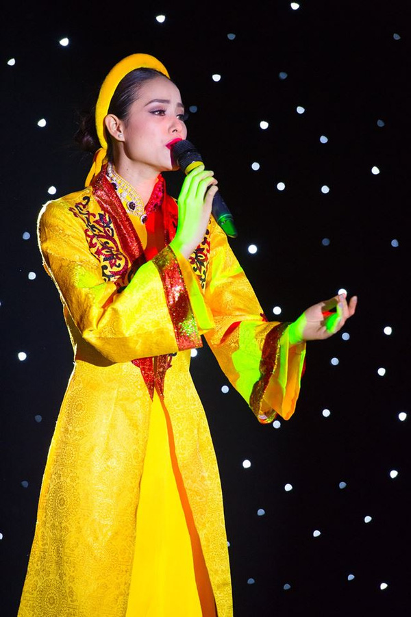 13 hình ảnh quot;đốn timquot; fan của Phạm Hương tại HHHV - 8