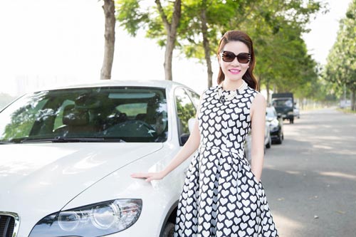 Kiểu tóc giúp HH Bùi Thị Hà trẻ trung, sang trọng - 7