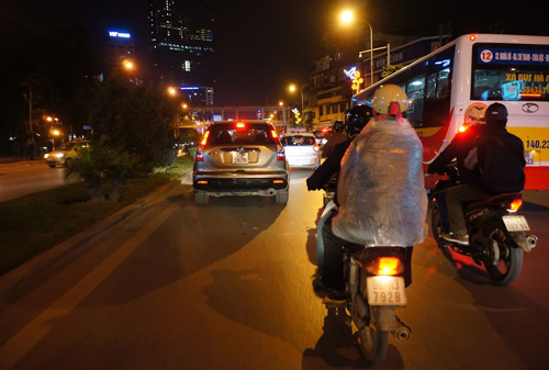 Xót xa cảnh trẻ vô gia cư ngủ vỉa hè ngày đông lạnh - 11