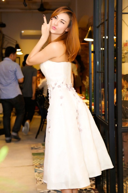 Hồng Quế quấn quýt trai Tây như hình với bóng - 7