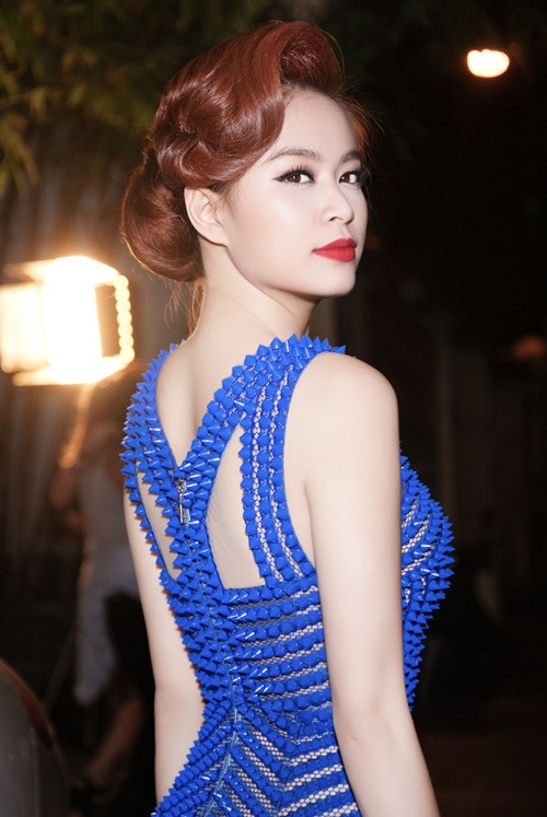 Hoàng Thùy Linh diện váy ngắn, khoe da trắng ngần - 4
