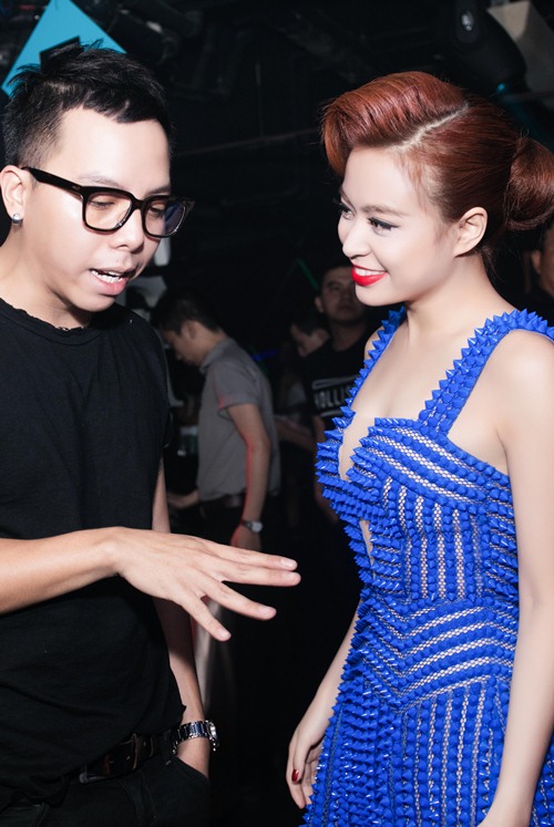 Hoàng Thùy Linh diện váy ngắn, khoe da trắng ngần - 9