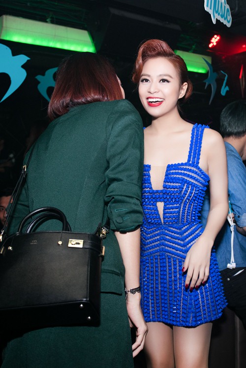 Hoàng Thùy Linh diện váy ngắn, khoe da trắng ngần - 12