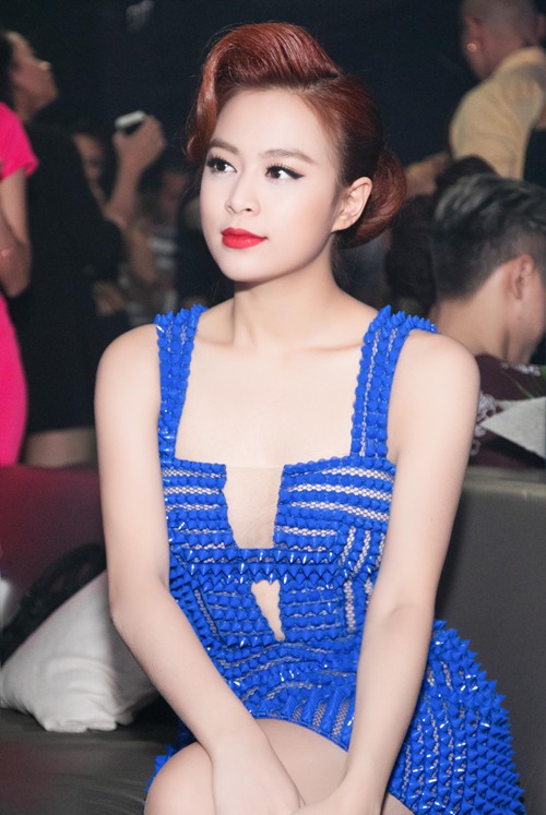 Hoàng Thùy Linh diện váy ngắn, khoe da trắng ngần - 13