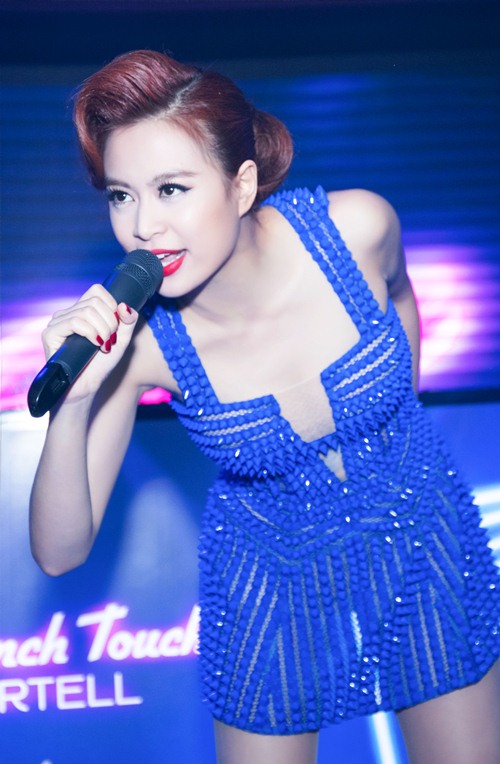 Hoàng Thùy Linh diện váy ngắn, khoe da trắng ngần - 17