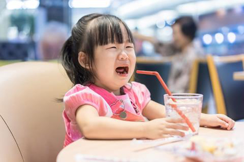 Cách xử lý khéo không cần to tiếng khi con #039;ăn vạ#039; - 1