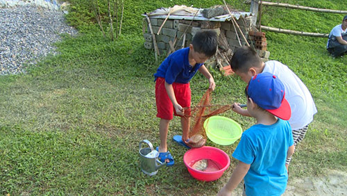 Tập 28 Bố ơi mùa 2: MC Phan Anh hôn vợ trên sóng truyền hình - 4