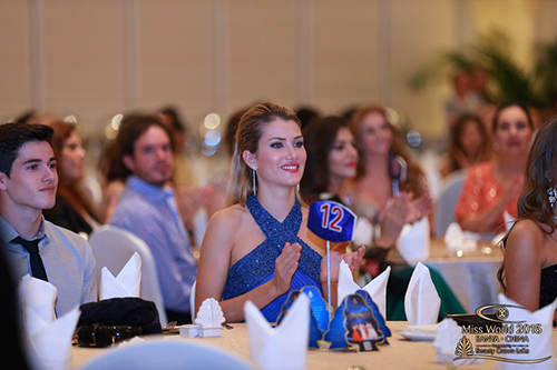 Nhan sắc và trí tuệ hơn người của Tân Hoa hậu Thế giới - 8