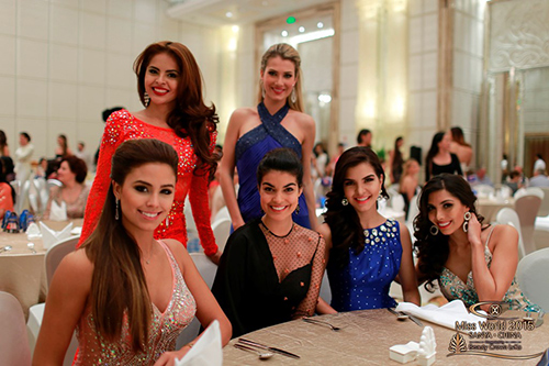 Nhan sắc và trí tuệ hơn người của Tân Hoa hậu Thế giới - 9