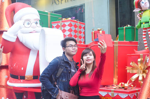 Người Sài Gòn đưa con đi chơi Noel sớm - 14