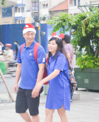 Người Sài Gòn đưa con đi chơi Noel sớm - 16