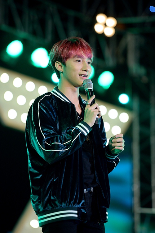 Sơn Tùng M-TP tóc hồng, đeo kính gây chú ý tại Vinh - 2