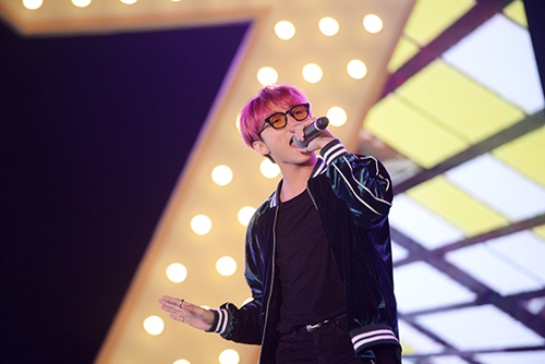 Sơn Tùng M-TP tóc hồng, đeo kính gây chú ý tại Vinh - 3