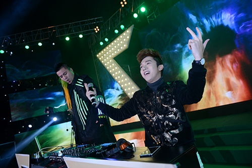 Sơn Tùng M-TP tóc hồng, đeo kính gây chú ý tại Vinh - 7