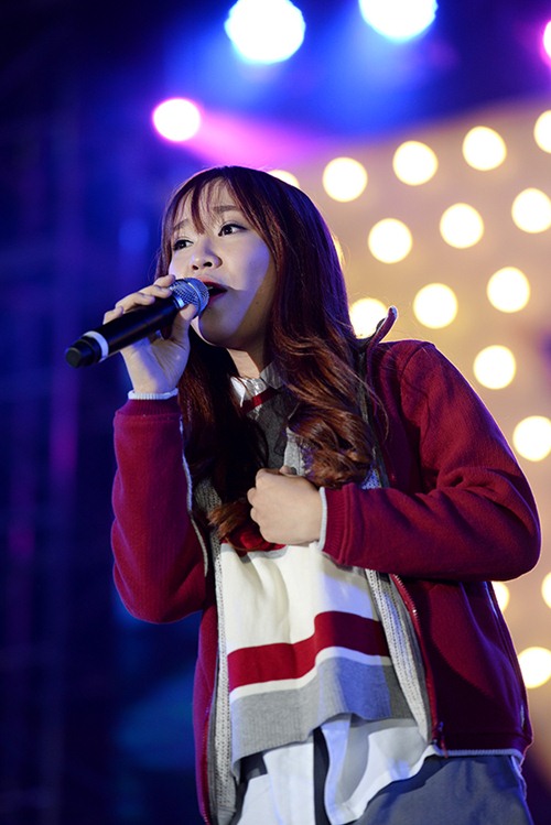 Sơn Tùng M-TP tóc hồng, đeo kính gây chú ý tại Vinh - 9