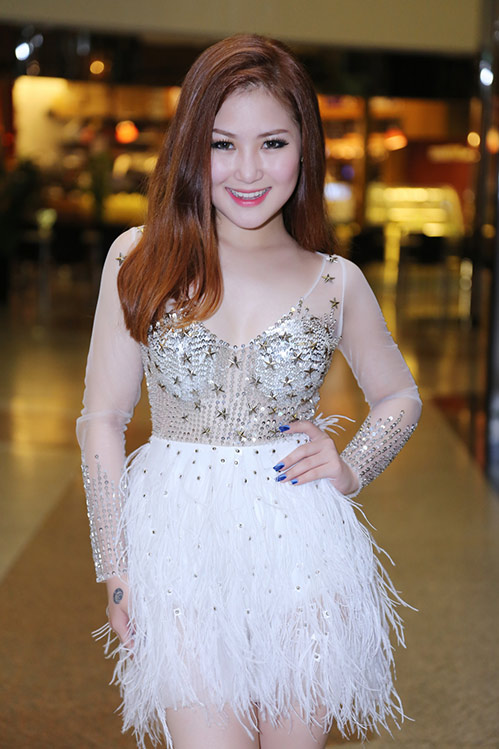 Hương Tràm lấy khăn làm áo tất bật chạy show - 4