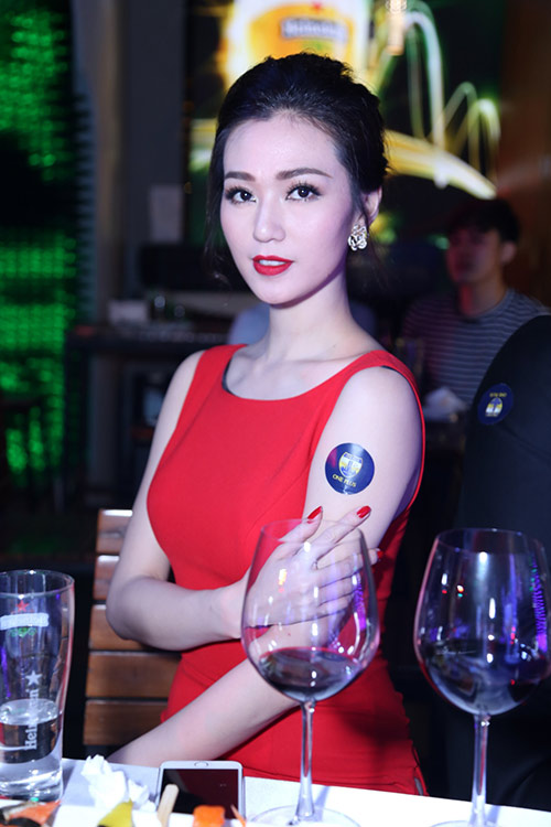 Hương Tràm lấy khăn làm áo tất bật chạy show - 9