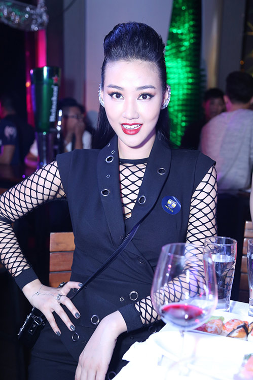 Hương Tràm lấy khăn làm áo tất bật chạy show - 10