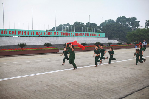 Dàn mẫu nhí Hà thành gây xúc động trong màu xanh áo lính - 11