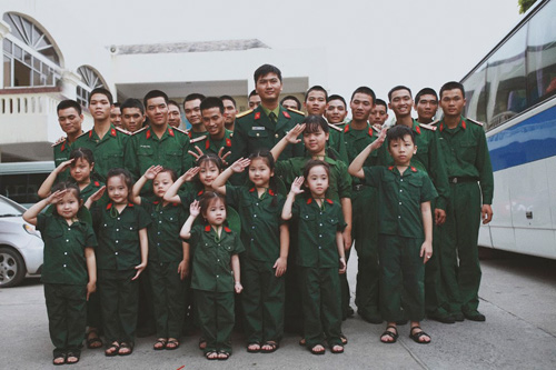Dàn mẫu nhí Hà thành gây xúc động trong màu xanh áo lính - 13
