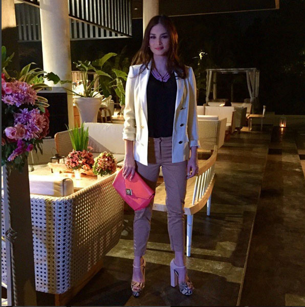 Váy áo thường ngày đẹp miễn chê của tân Hoa hậu Hoàn vũ - 13