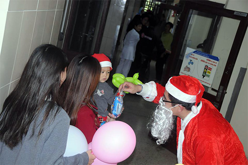 Ấm áp cảnh trẻ nhận quà bên giường bệnh mùa Noel - 4