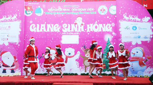 Ấm áp cảnh trẻ nhận quà bên giường bệnh mùa Noel - 1