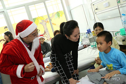Ấm áp cảnh trẻ nhận quà bên giường bệnh mùa Noel - 9