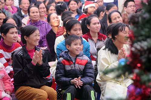 Ấm áp cảnh trẻ nhận quà bên giường bệnh mùa Noel - 15