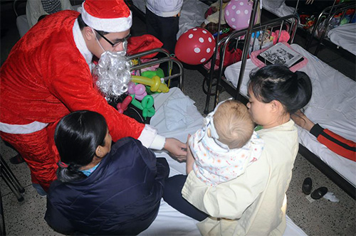 Ấm áp cảnh trẻ nhận quà bên giường bệnh mùa Noel - 7