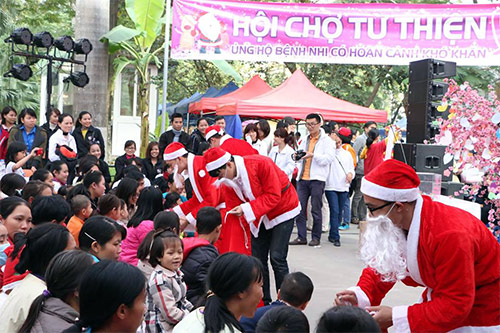 Ấm áp cảnh trẻ nhận quà bên giường bệnh mùa Noel - 2