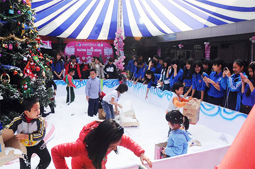 Ấm áp cảnh trẻ nhận quà bên giường bệnh mùa Noel - 10