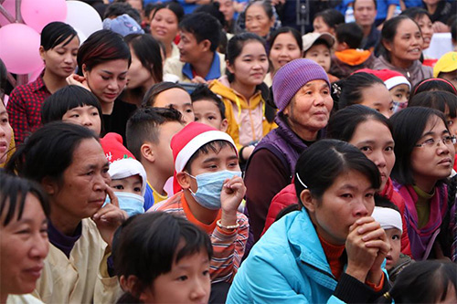 Ấm áp cảnh trẻ nhận quà bên giường bệnh mùa Noel - 12