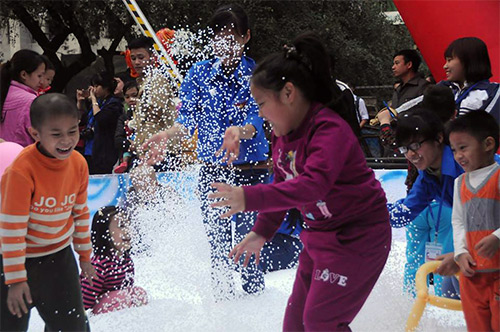 Ấm áp cảnh trẻ nhận quà bên giường bệnh mùa Noel - 11