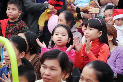 Ấm áp cảnh trẻ nhận quà bên giường bệnh mùa Noel - 13