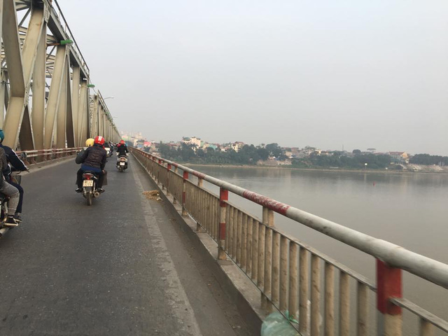 Cô gái trẻ nhảy cầu Chương Dương tự tử - 1