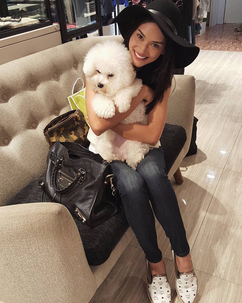 Váy áo thường ngày đẹp miễn chê của tân Hoa hậu Hoàn vũ - 1