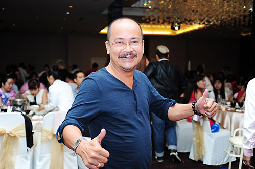 Con gái út Lý Hải tập chơi piano trong tiệc thôi nôi - 10