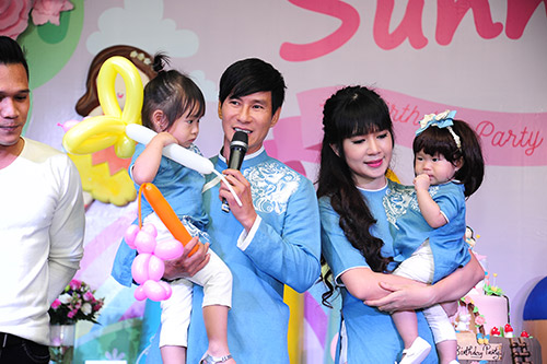 Con gái út Lý Hải tập chơi piano trong tiệc thôi nôi - 3