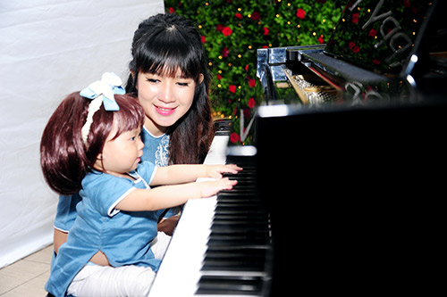 Con gái út Lý Hải tập chơi piano trong tiệc thôi nôi - 5