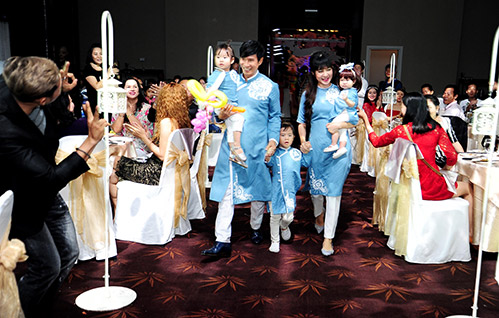 Con gái út Lý Hải tập chơi piano trong tiệc thôi nôi - 1