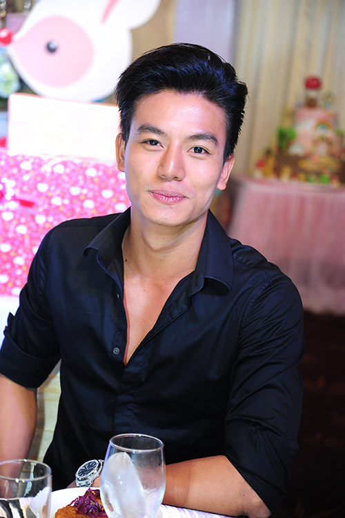 Con gái út Lý Hải tập chơi piano trong tiệc thôi nôi - 7