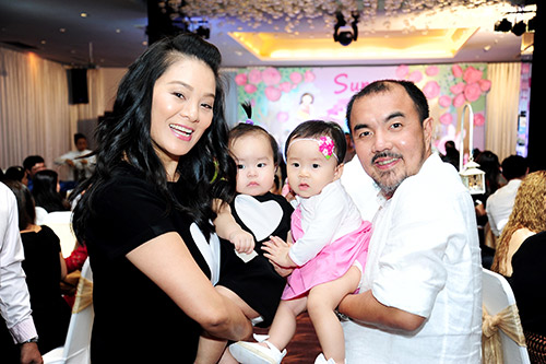 Con gái út Lý Hải tập chơi piano trong tiệc thôi nôi - 9